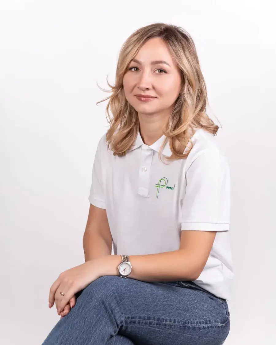 Портрет Ілони Танової у фірмовому поло UHY Prostir